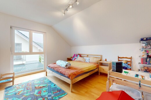 zimmer / schlafzimmer mit zusätzliches zimmer, natürliches licht, natural light, holzfußboden, und wood finish floor