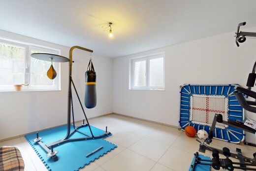 fitnessstudio mit natürliches licht, natural light, gipskartonwand, drywall, und inside property