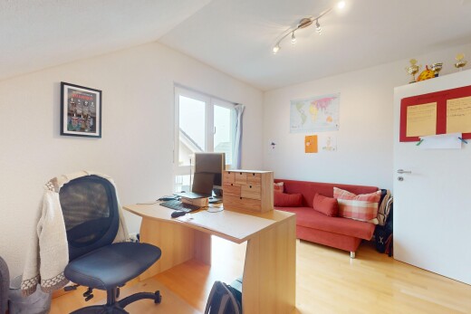 büro mit holzfußboden, wood finish floor, fernseher, natürliches licht, und natural light