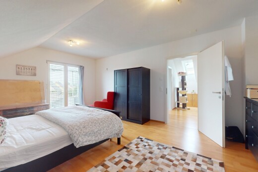 zimmer / schlafzimmer mit holzfußboden, wood finish floor, natürliches licht, natural light, und inside property