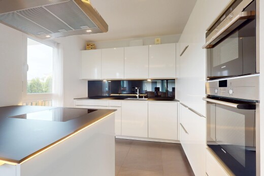 küche mit ofen, dunstabzugshaube, weiße schränke, inside property, und natürliches licht