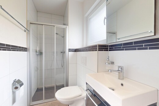 bad mit fliesenwand, tile wall, inside property, spiegel, und dusche