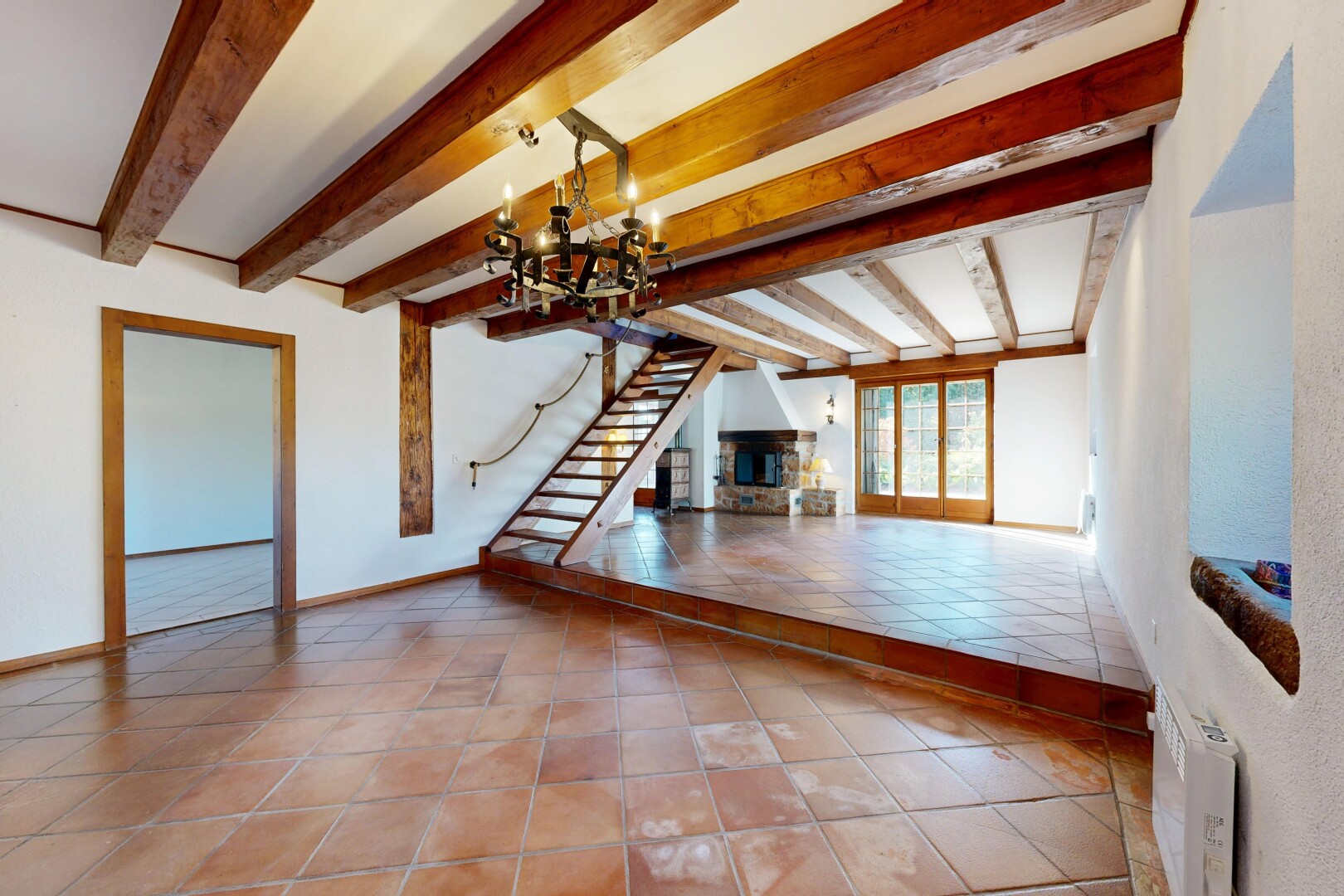 treppe mit beamed ceiling, balkendecke, treppen, kühler, und high end ceiling