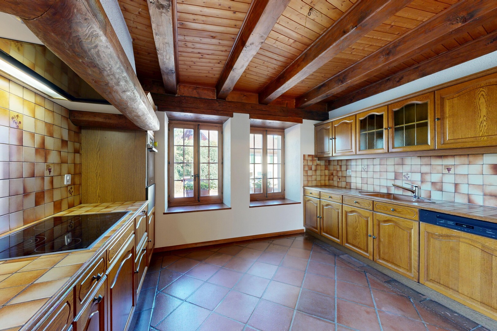 küche mit arched cabinets, bogenförmige schränke, balkendecke, beamed ceiling, und küchenrückwand beim herd