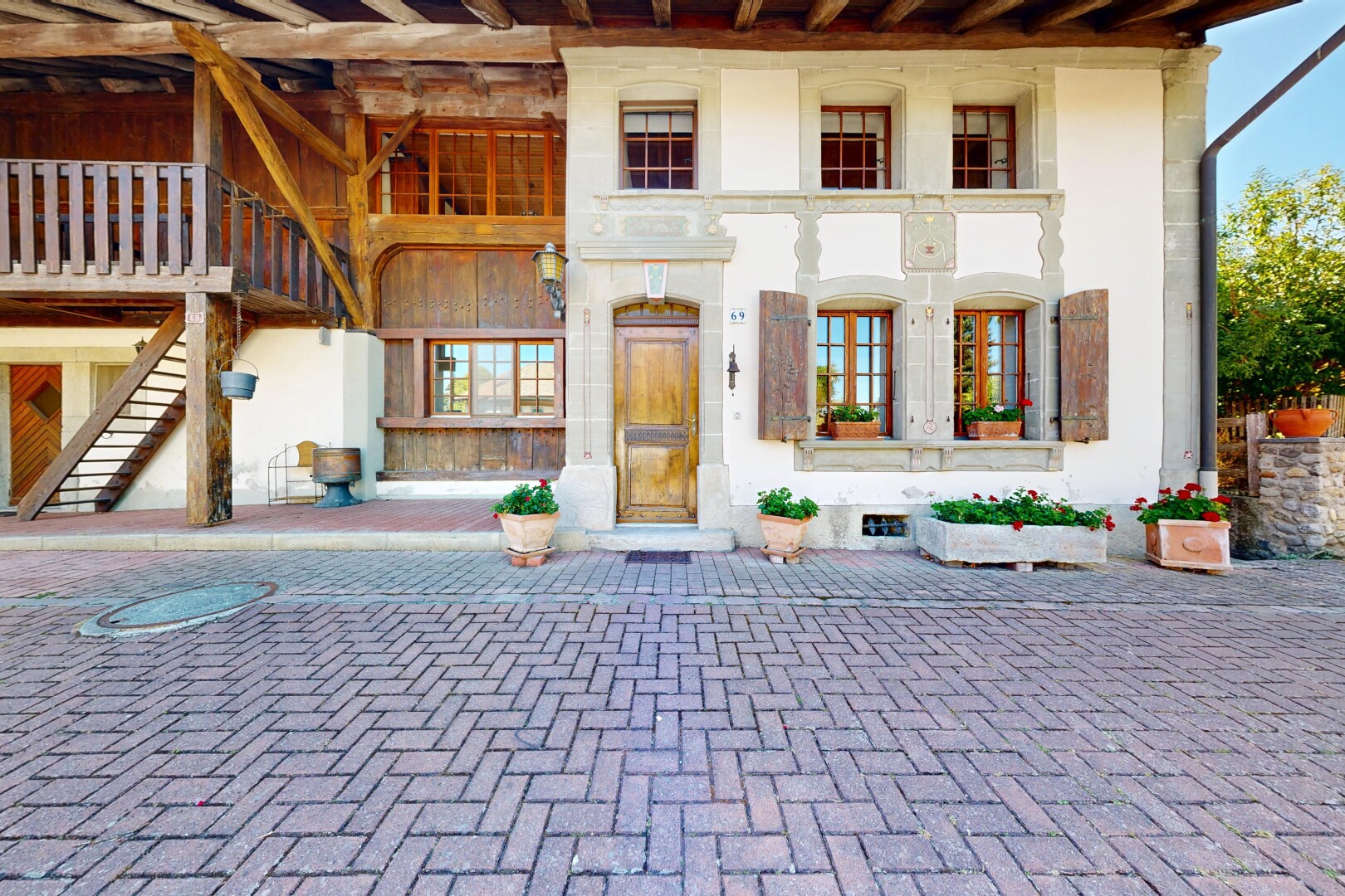 außenansicht mit property visible und treppen