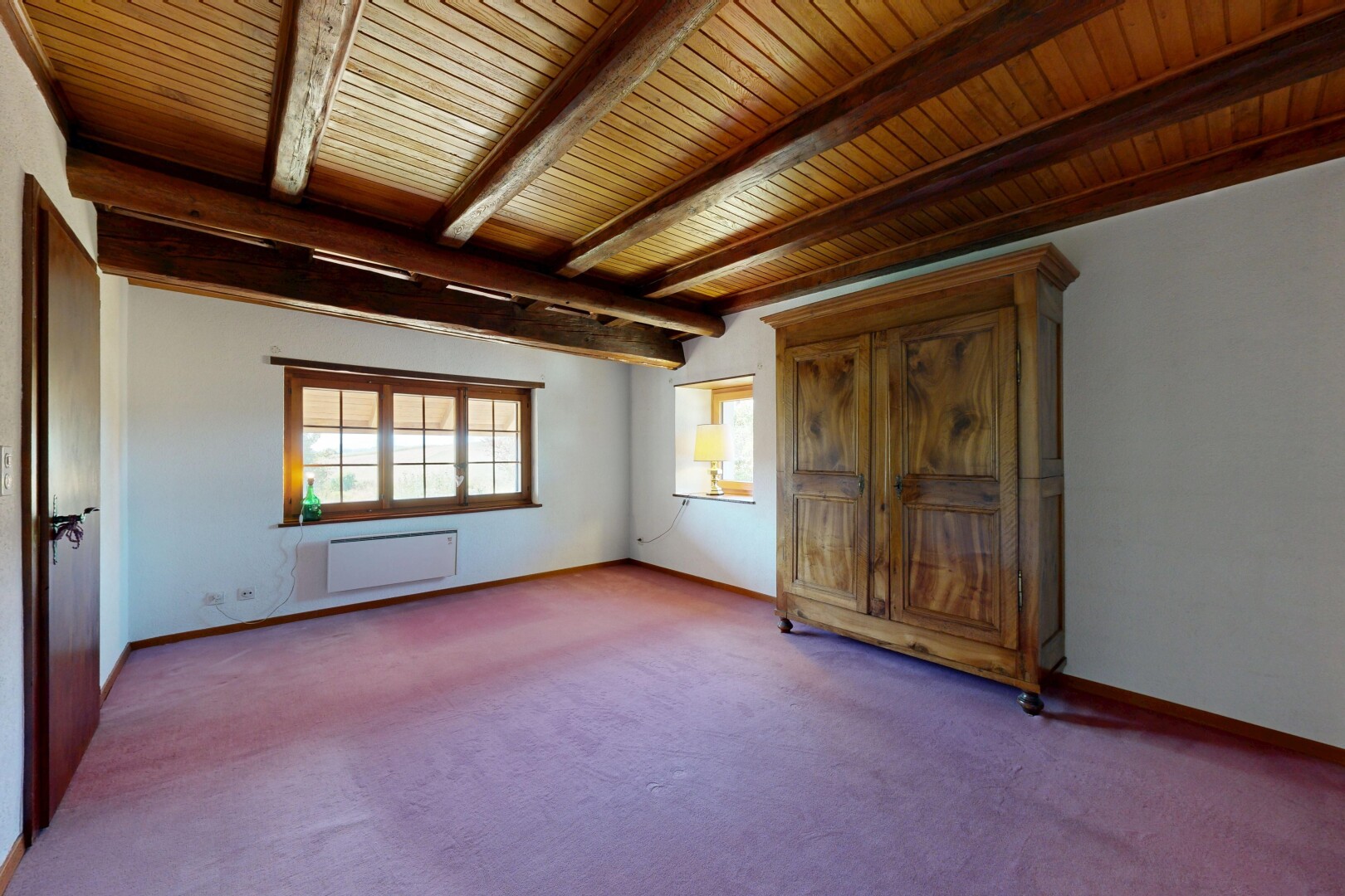 leerer raum mit beamed ceiling, balkendecke, wood ceiling, holzdecke, und high end ceiling