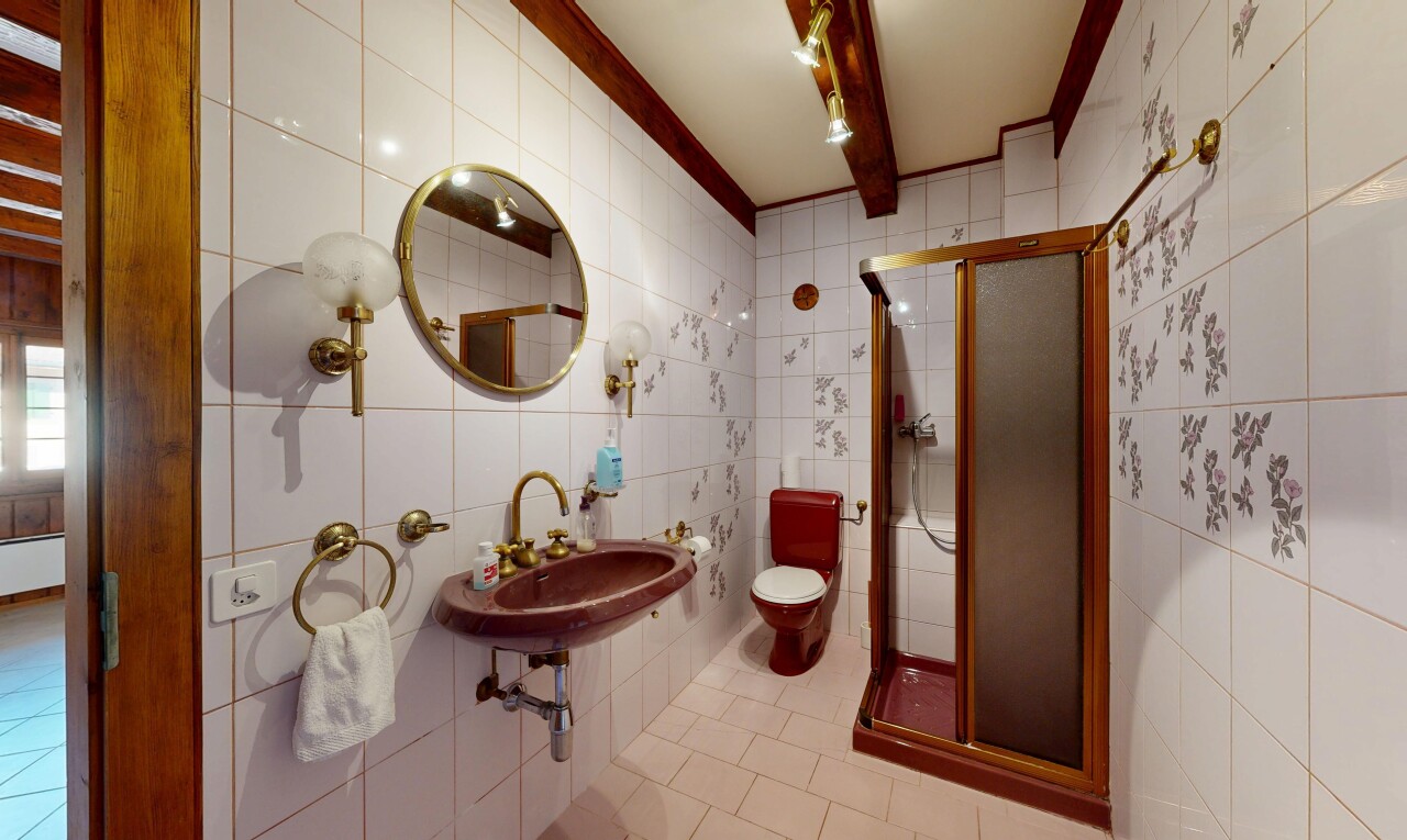 bad mit fliesenwand, tile wall, dusche, komplettes badezimmer, und toilette