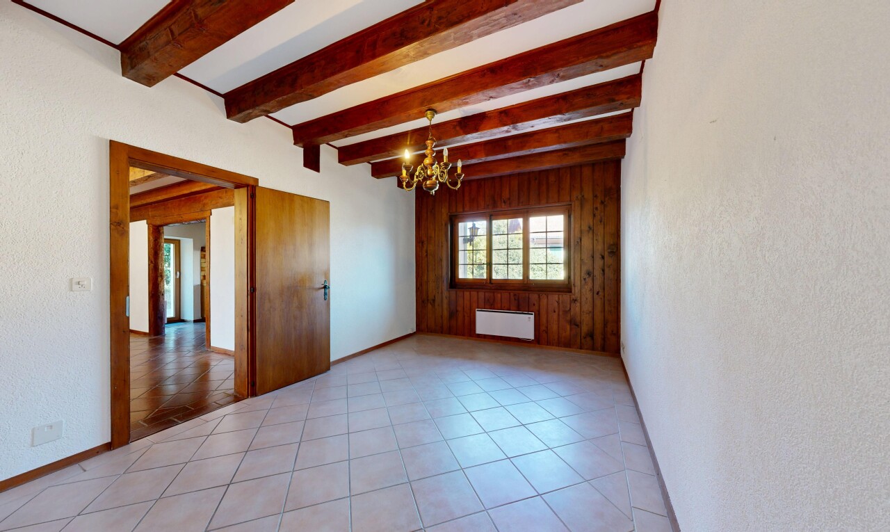 leerer raum mit beamed ceiling, balkendecke, wood wall, holzwand, und high end ceiling