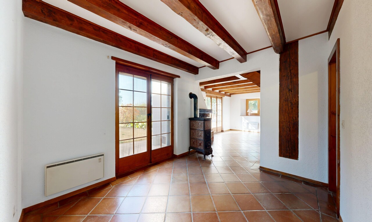 leerer raum mit beamed ceiling, balkendecke, holzofen, high end ceiling, und drywall