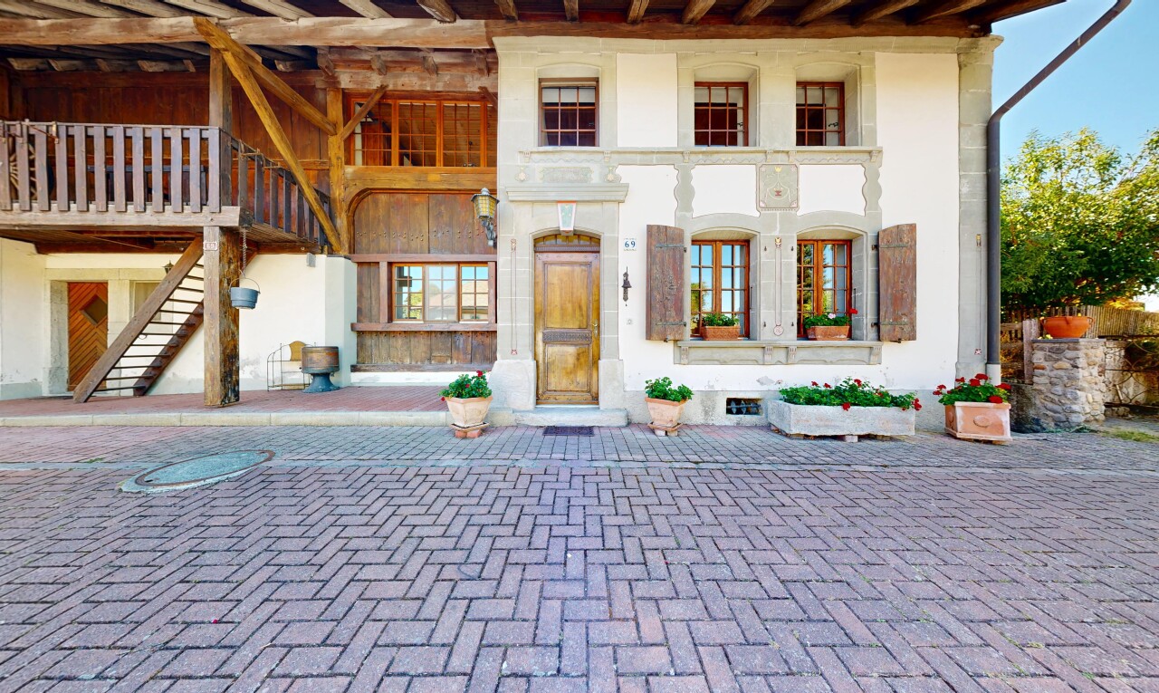 außenansicht mit property visible und treppen