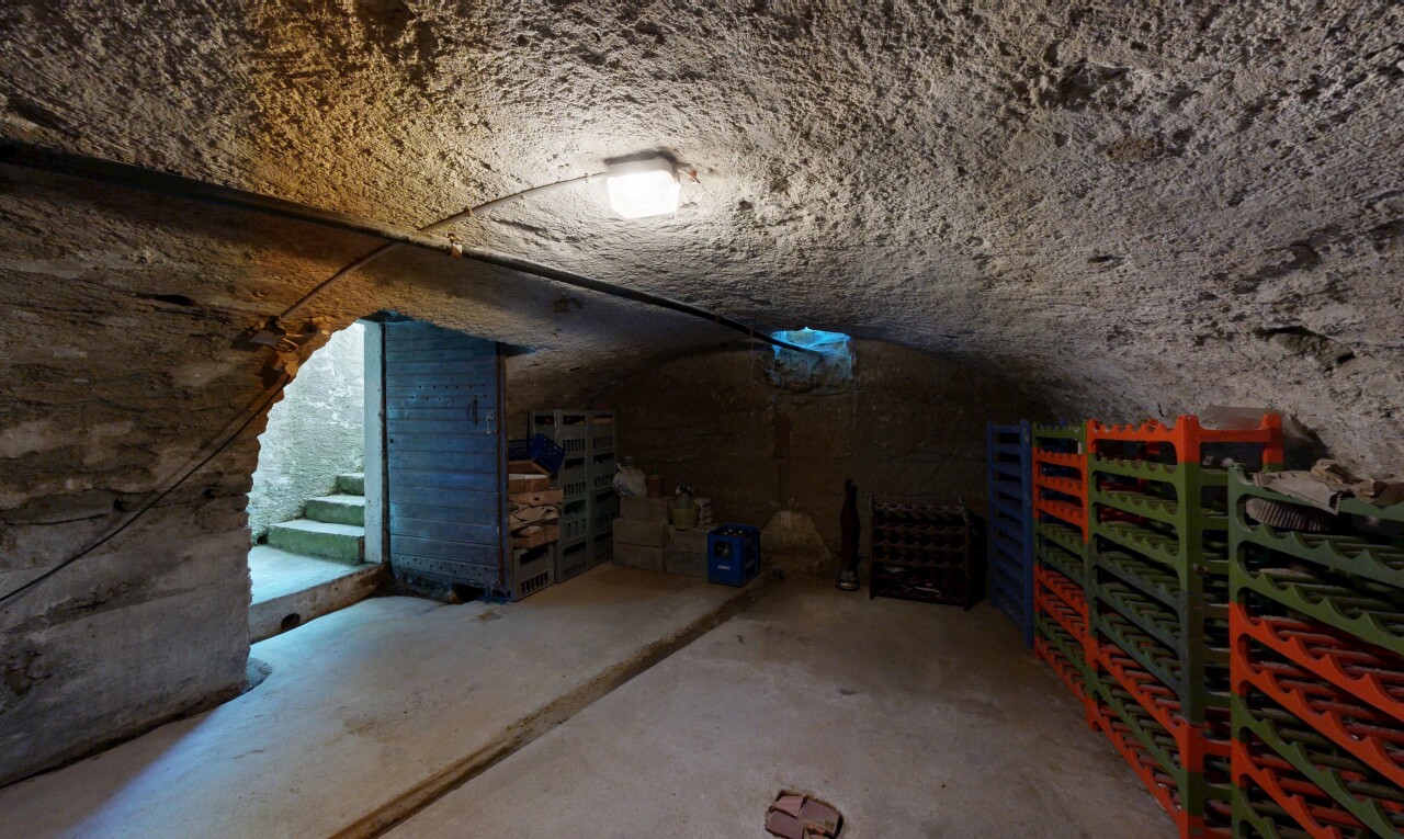 vorratskammer mit treppen und keller