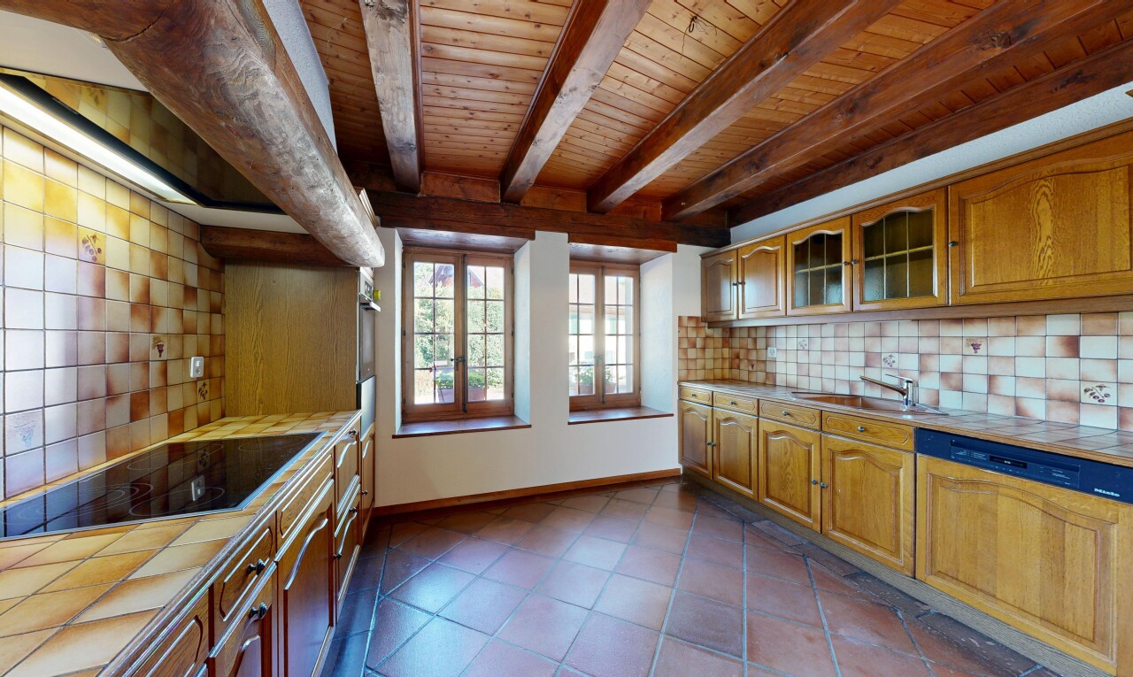küche mit arched cabinets, bogenförmige schränke, balkendecke, beamed ceiling, und küchenrückwand beim herd
