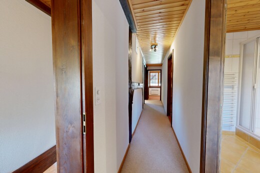 couloir avec wood ceiling, plafond en bois, inside property, carpet, et moquette
