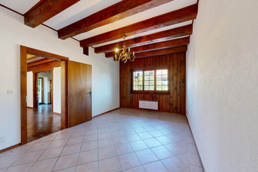 pièce vide avec beamed ceiling, plafond à poutres, wood wall, mur en bois, et high end ceiling