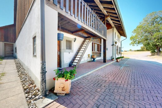 terrasse mit treppen, day time, und property visible