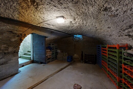 garde-manger avec escaliers et sous-sol
