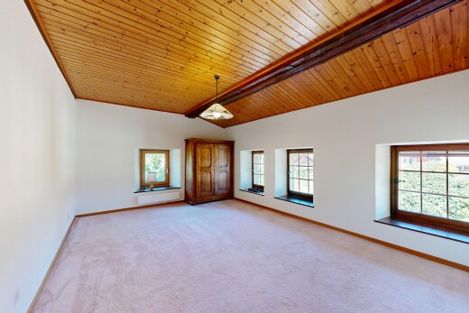 pièce vide avec high end ceiling, wood ceiling, plafond en bois, vaulted ceiling, et plafond voûté