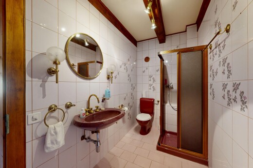 salle de bains avec mur en carrelage, tile wall, douche, salle de bain complète, et toilette