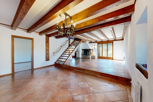 escaliers avec beamed ceiling, plafond à poutres, escaliers, radiateur, et high end ceiling