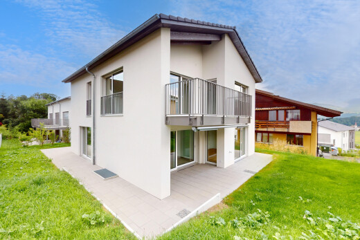 außenansicht mit balkon, stuckverkleidung, day time, property visible, und rasen