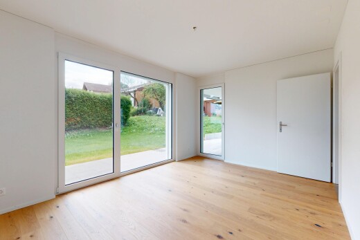 leerer raum mit inside property, natürliches licht, natural light, holzfußboden, und wood finish floor