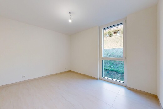 pièce vide avec lumière naturelle, natural light, cloison sèche, drywall, et inside property
