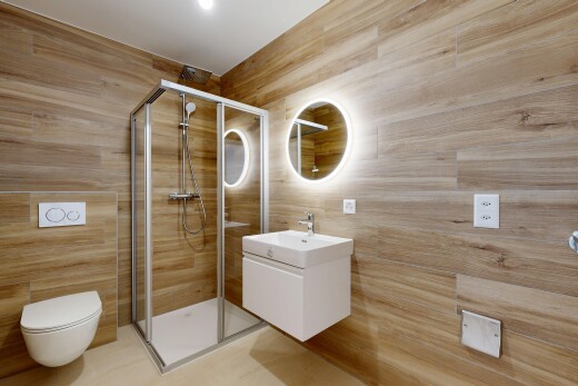 salle de bains avec mur en carrelage, tile wall, miroir, salle de bain complète, et lavabo (ou coiffeuse selon le contexte)