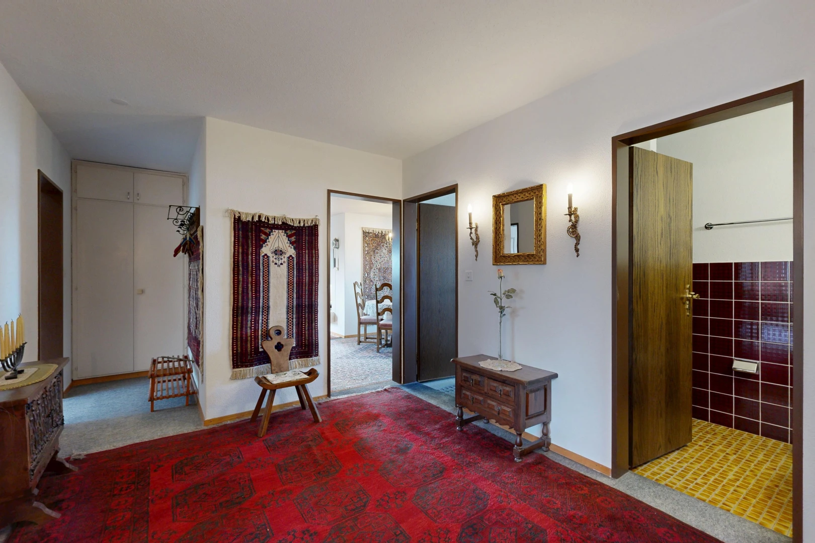 couloir avec drywall, cloison sèche, carpet, moquette, et inside property