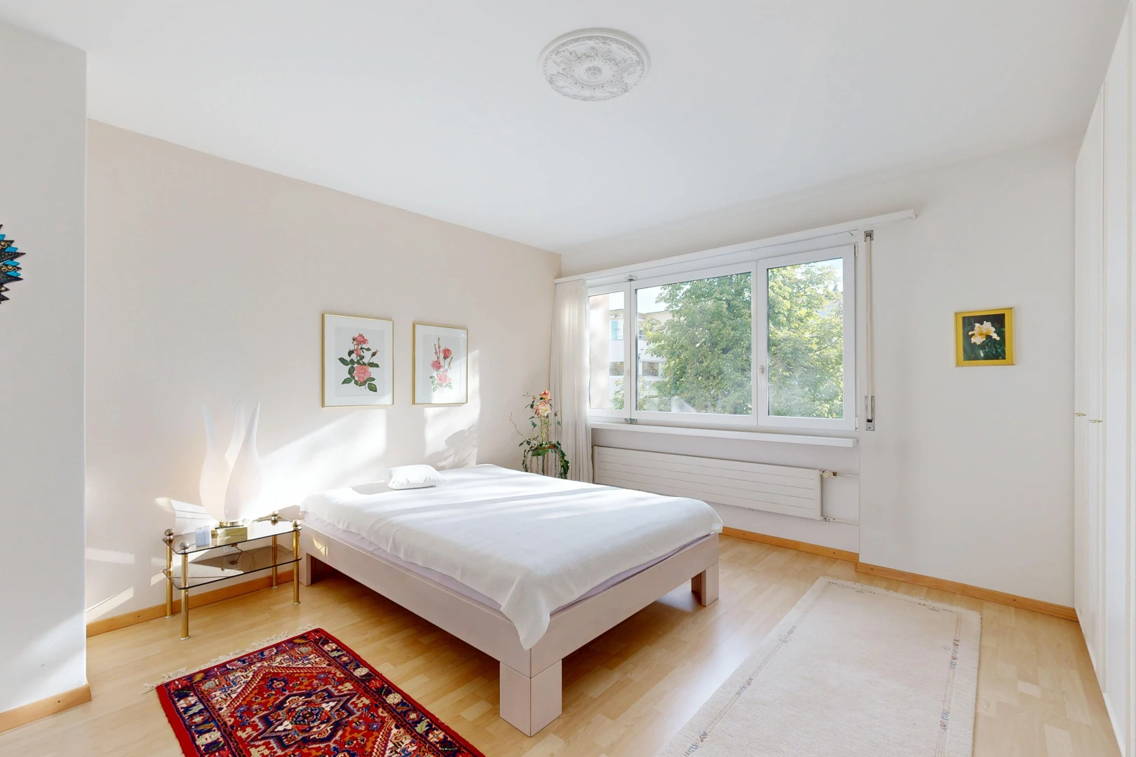 chambre avec drywall, cloison sèche, radiateur, baseboards wall, et plinthes murales