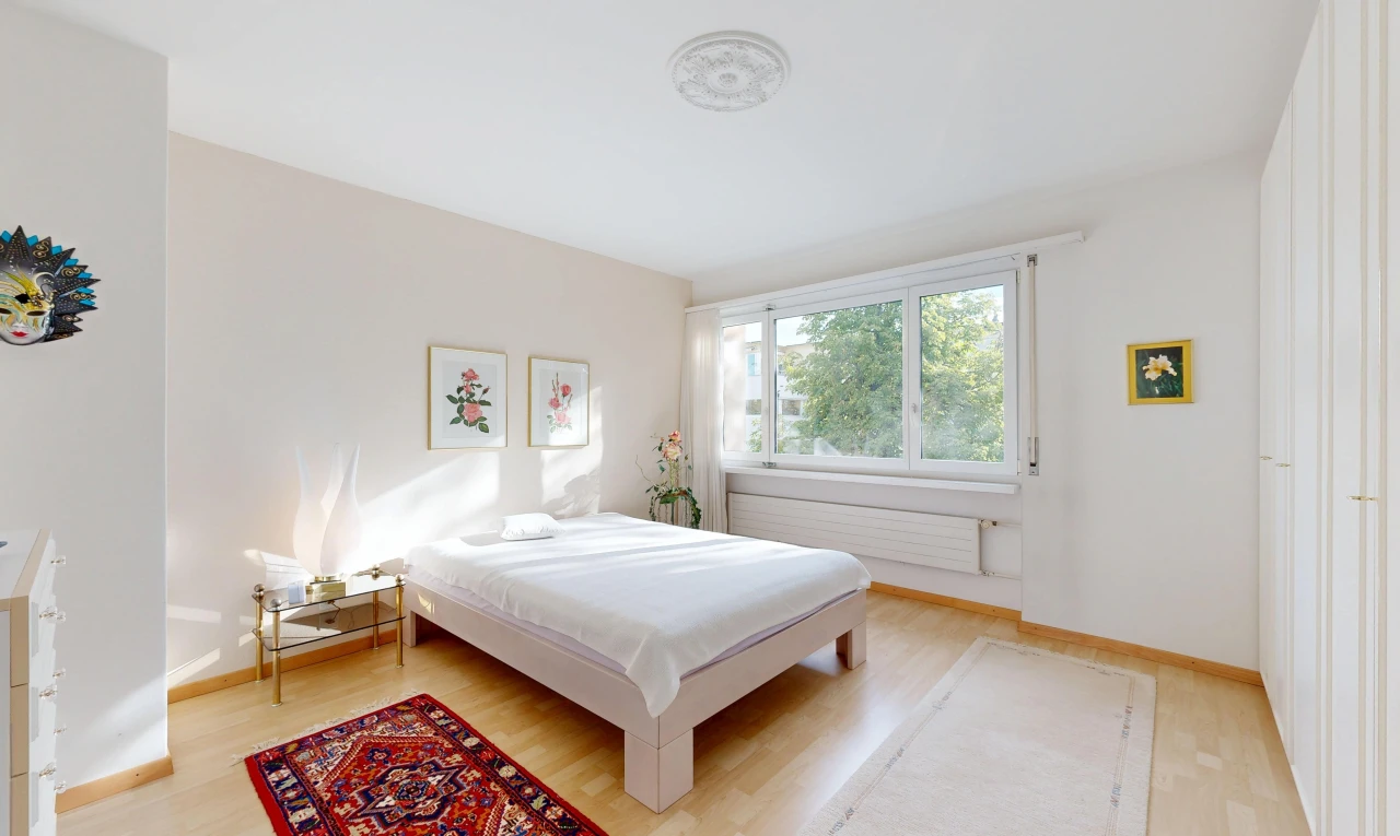 chambre avec drywall, cloison sèche, radiateur, baseboards wall, et plinthes murales