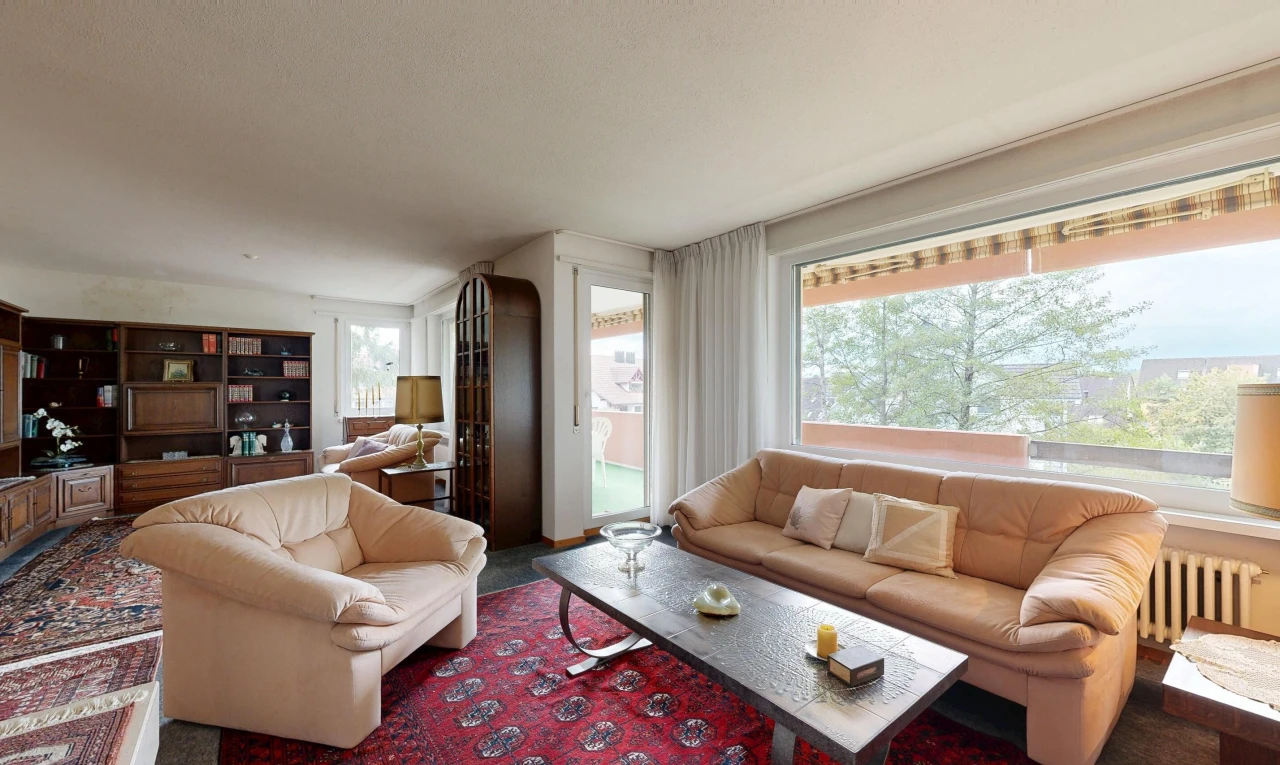 salon avec accès à l'extérieur, radiateur, et inside property