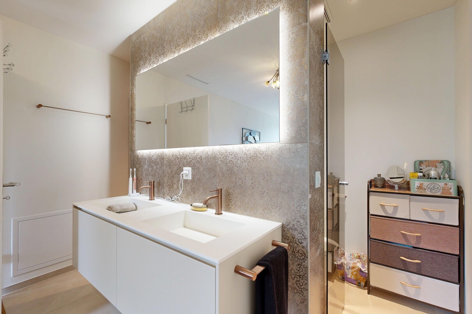 bad mit komplettes badezimmer, doppelwaschtisch, waschbecken, inside property, und light floor