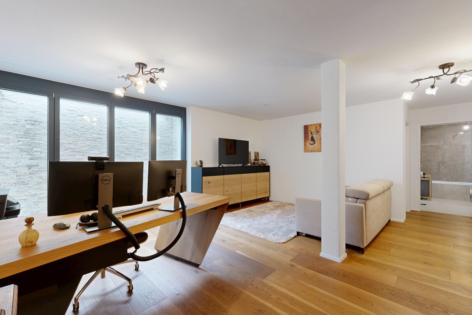 büro mit fernseher, wood finish floor, holzfußboden, drywall, und gipskartonwand