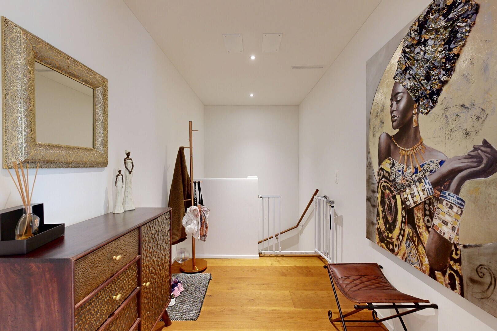 halle / korridor mit treppen, wood finish floor, holzfußboden, drywall, und gipskartonwand