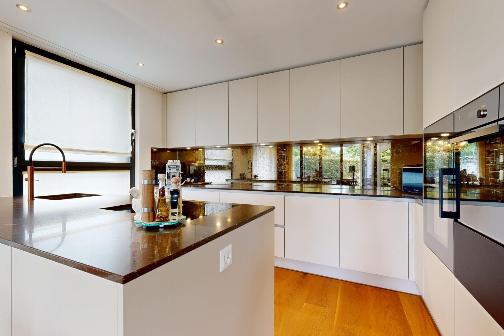 küche mit dark countertops, waschbecken, holzfußboden, wood finish floor, und flat panel cabinets