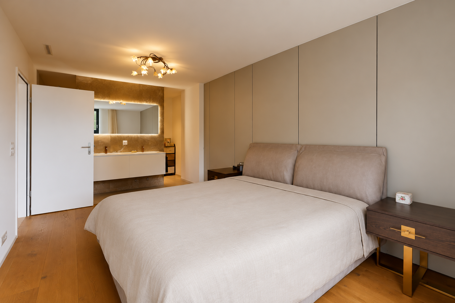 zimmer / schlafzimmer mit wood finish floor, holzfußboden, und inside property