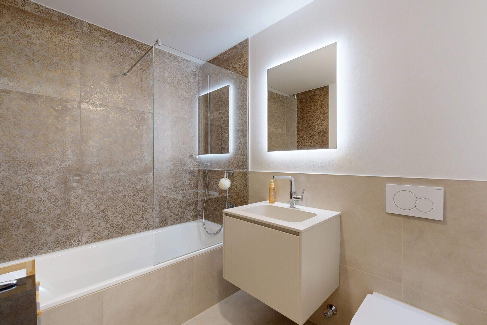 bad mit tile wall, fliesenwand, kombiniertes bad / dusche, komplettes badezimmer, und schminktisch