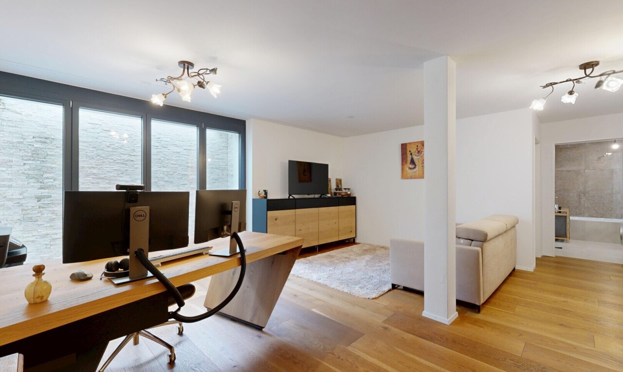 büro mit fernseher, wood finish floor, holzfußboden, drywall, und gipskartonwand