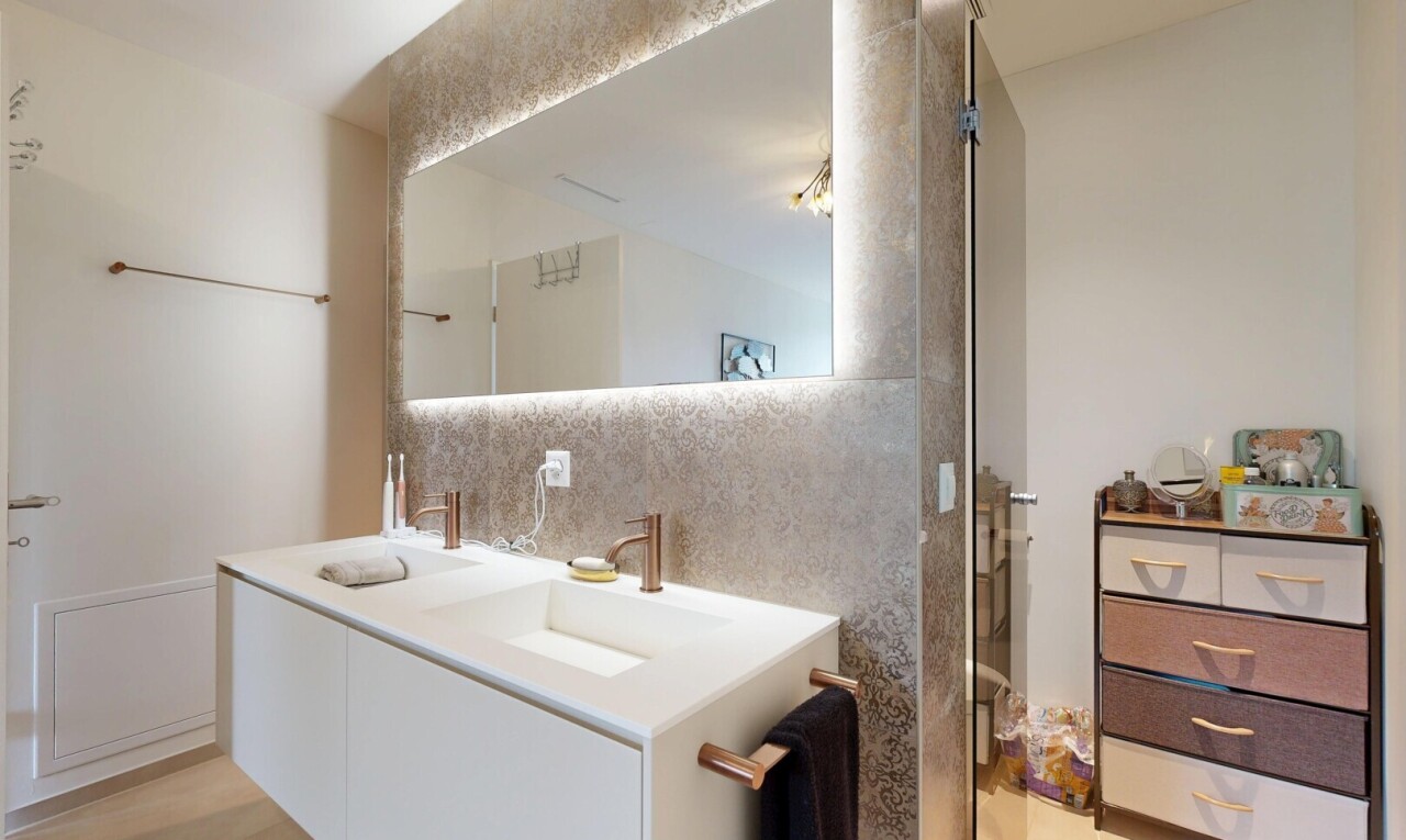 bad mit komplettes badezimmer, doppelwaschtisch, waschbecken, inside property, und light floor