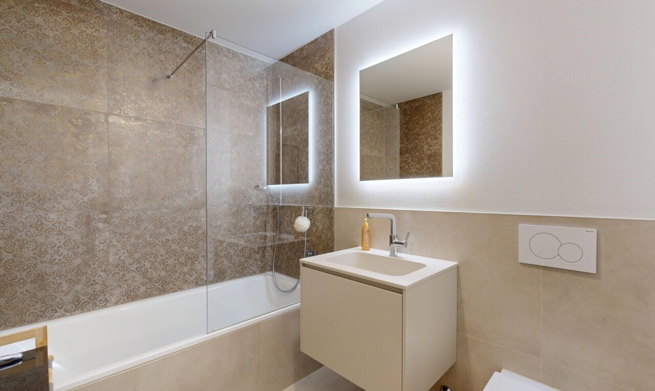 bad mit tile wall, fliesenwand, kombiniertes bad / dusche, komplettes badezimmer, und schminktisch