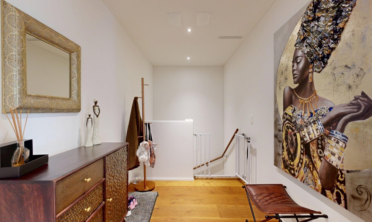 halle / korridor mit treppen, wood finish floor, holzfußboden, drywall, und gipskartonwand
