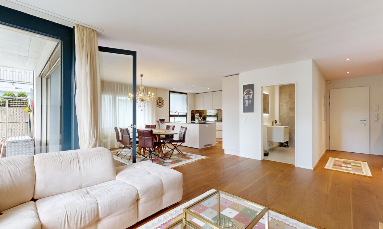 wohn- / esszimmer mit wood finish floor, holzfußboden, einbauleuchten, drywall, und gipskartonwand