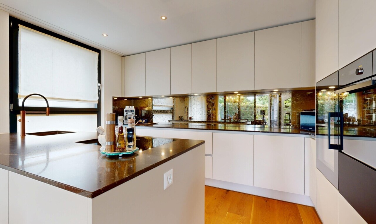 küche mit dark countertops, waschbecken, holzfußboden, wood finish floor, und flat panel cabinets