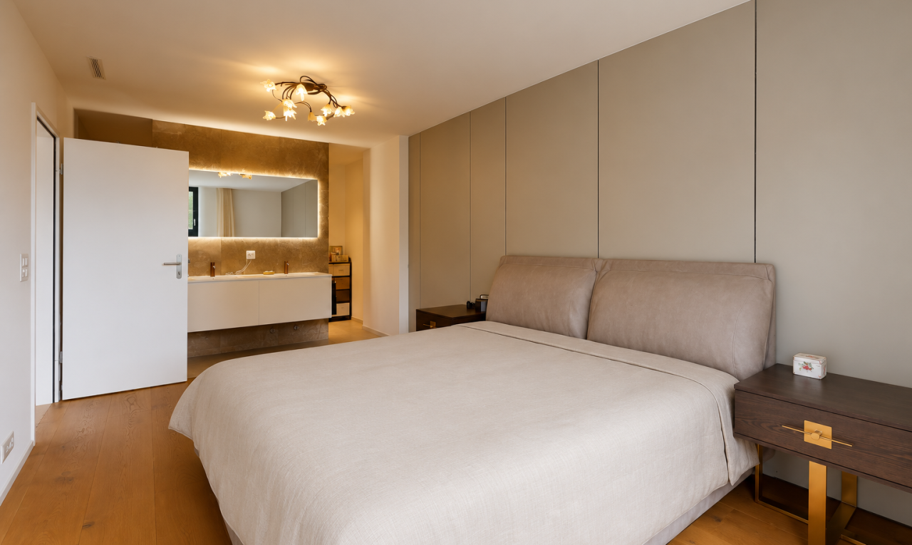 zimmer / schlafzimmer mit wood finish floor, holzfußboden, und inside property