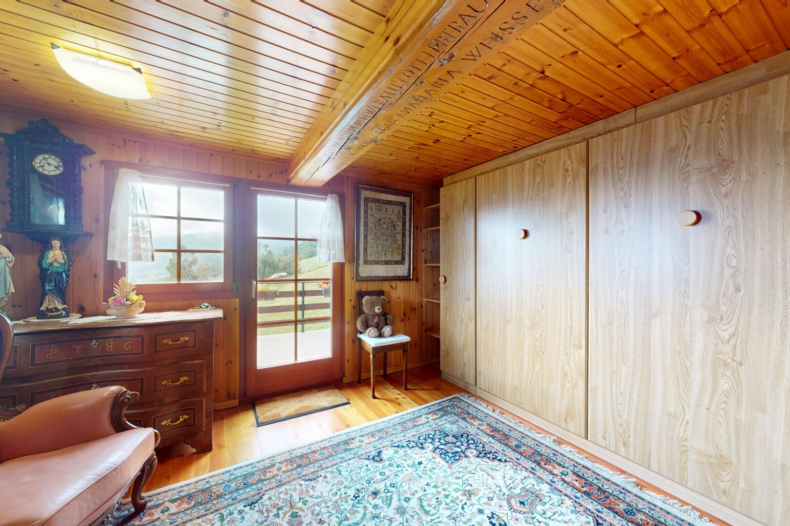 chambre avec wood finish floor, sol en finition bois, natural light, lumière naturelle, et beamed ceiling