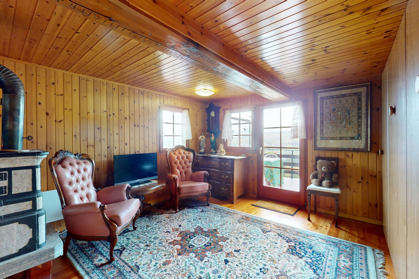 salon avec wood wall, wood finish floor, mur en bois, sol en finition bois, et beamed ceiling
