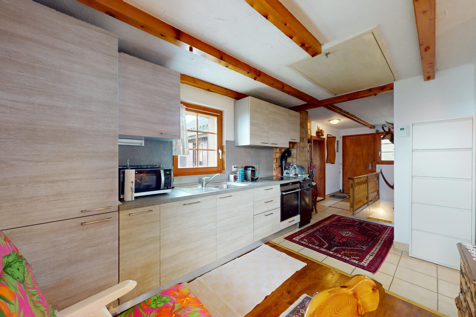 cuisine avec natural light, lumière naturelle, beamed ceiling, plafond à poutres, et plans de travail