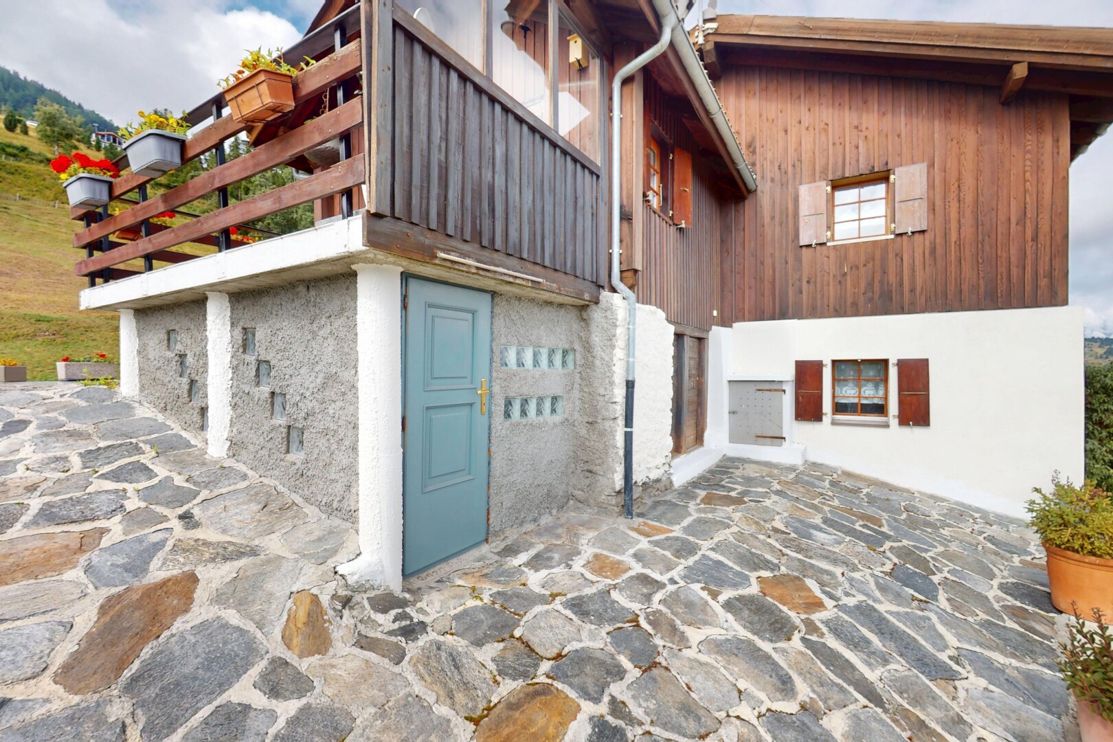 façade avec bardage vertical, bardage en bois, property visible, et terrasse