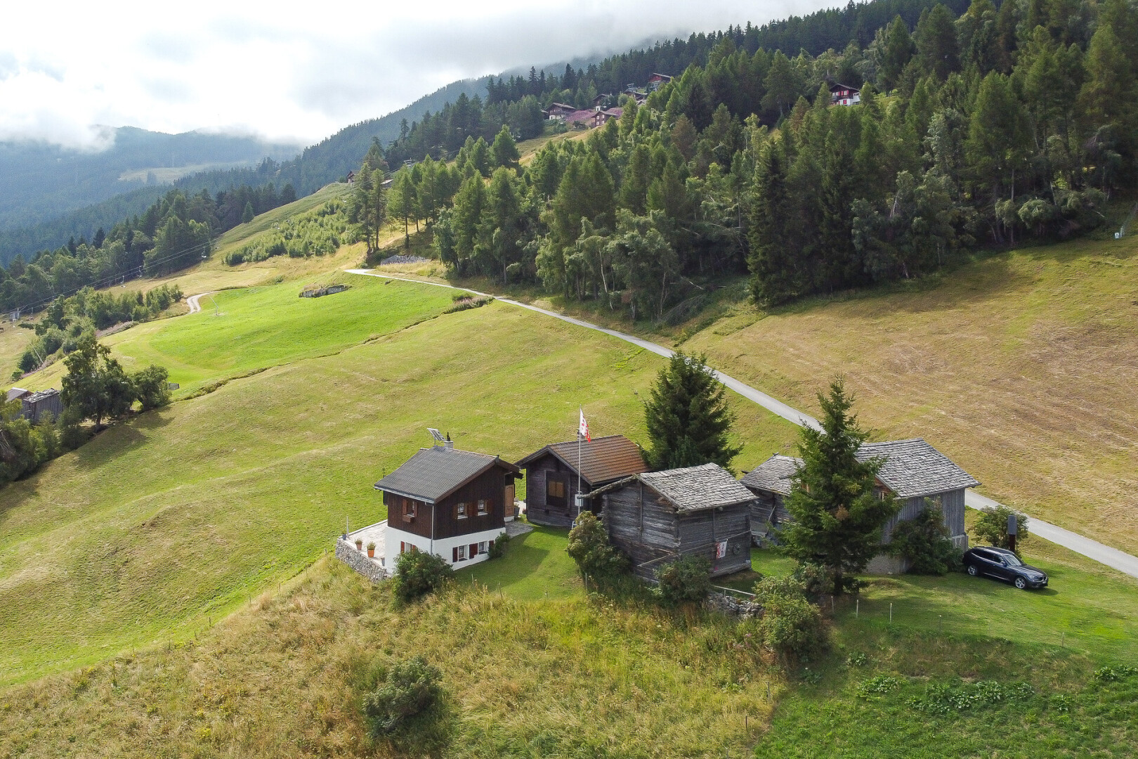 façade avec property visible, forest view, vue sur la forêt, overcast, et rural view