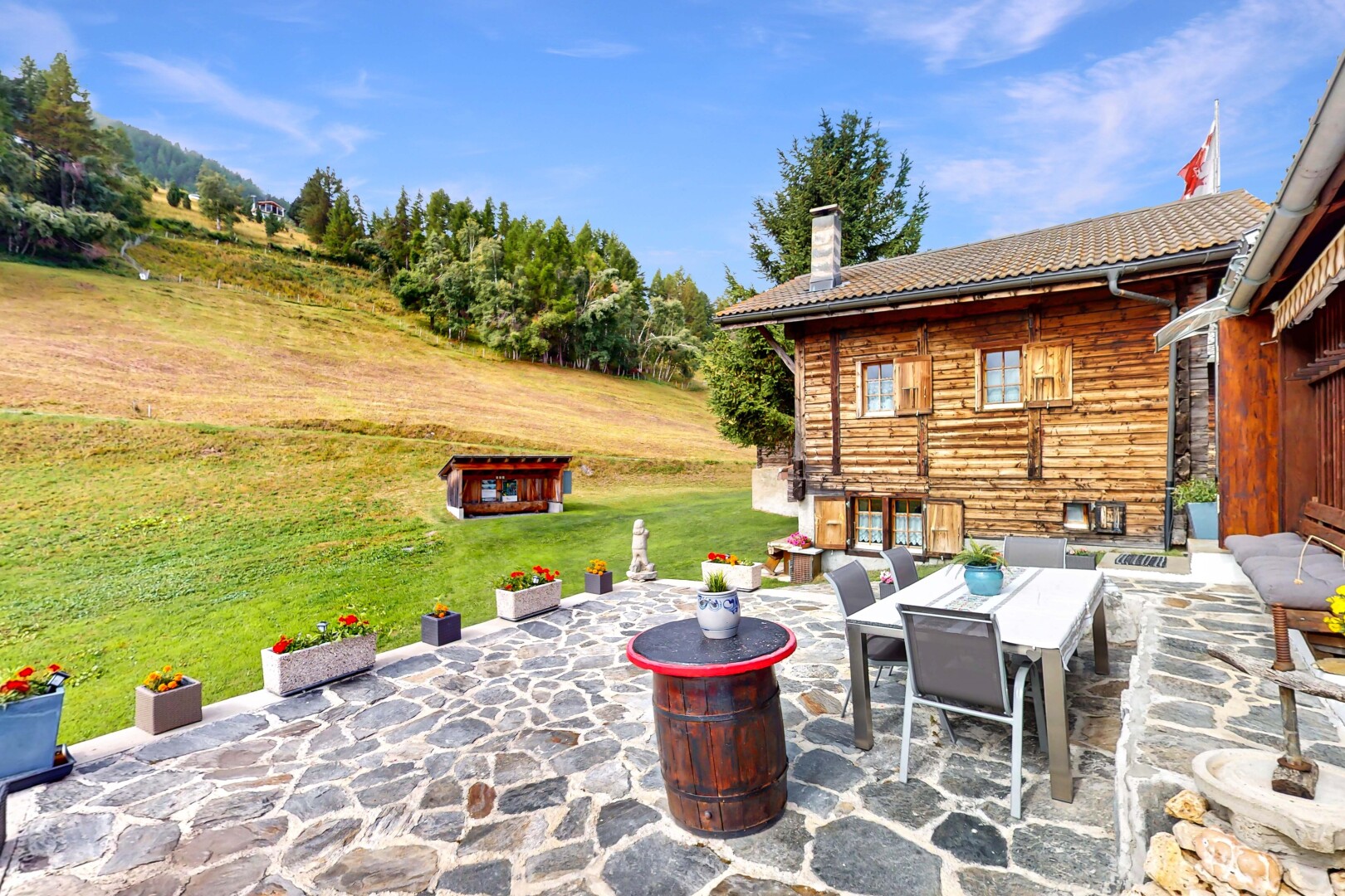 terrasse avec terrasse, pelouse, day time, et coin repas extérieur